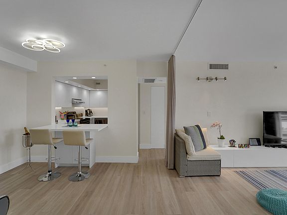 5th image of 5600 Collins Avenue #4j