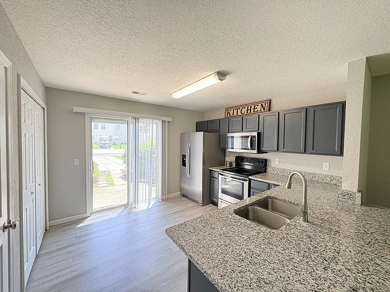 407 Lake Park Way — Photo 5