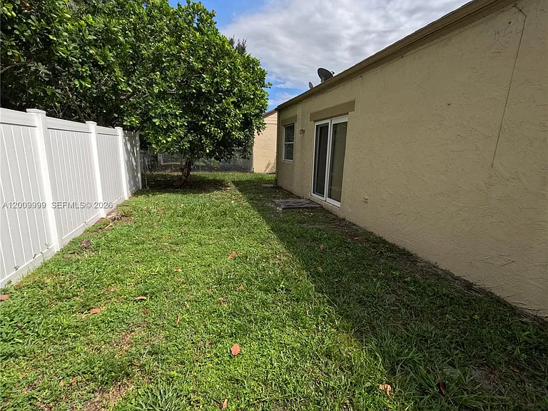 1211 SW 84th Ter — Photo 20