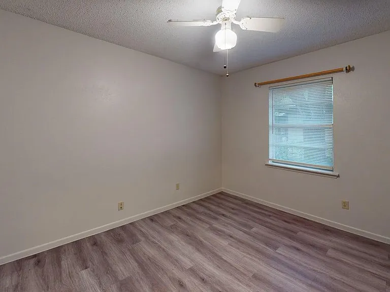 1804 Clarawood Dr — Photo 7