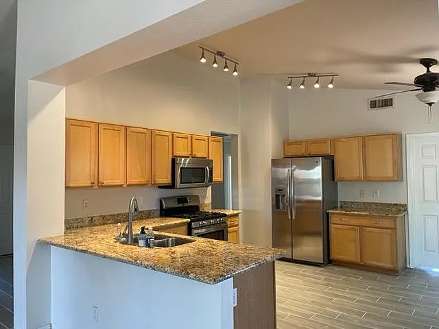 4 bed, 1602 sqft, $2,600 — Photo 2