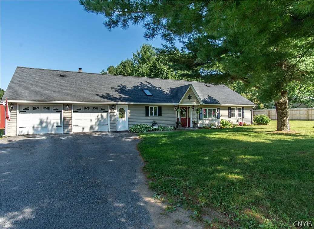 4 bed, 2.0 bath, 1752 sqft, $2,600 — Photo 1