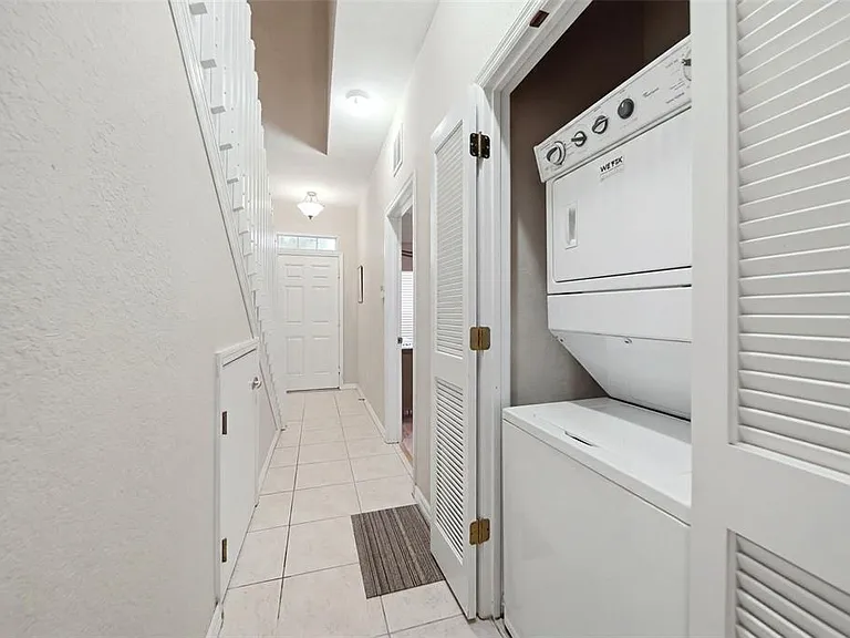 2402 Caravelle Cir — Photo 23