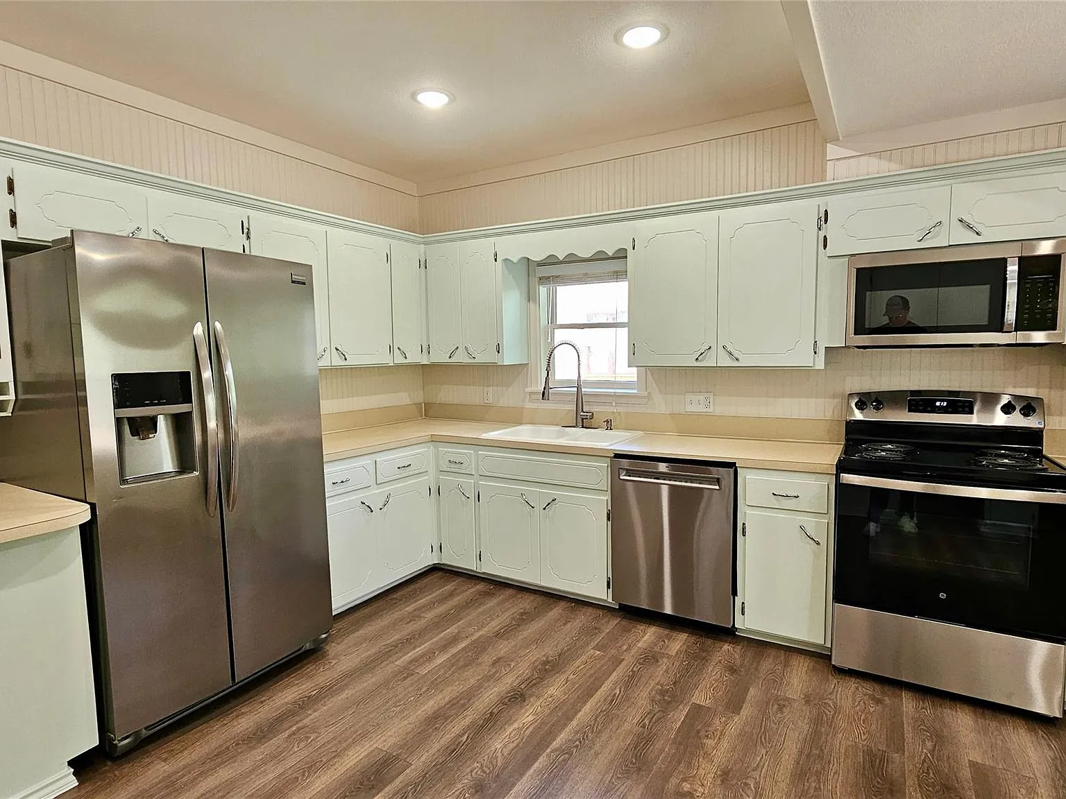 3 bed, 1.0 bath, 1304 sqft, $1,700 — Photo 3