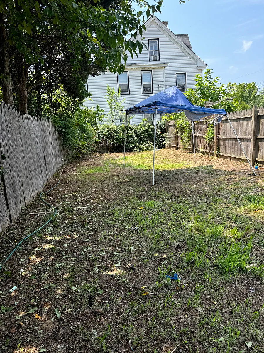 Building Photo - 503 Oak St E #1