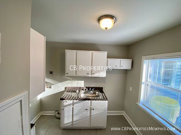 2nd image of 1084 N Evergreen St #1084