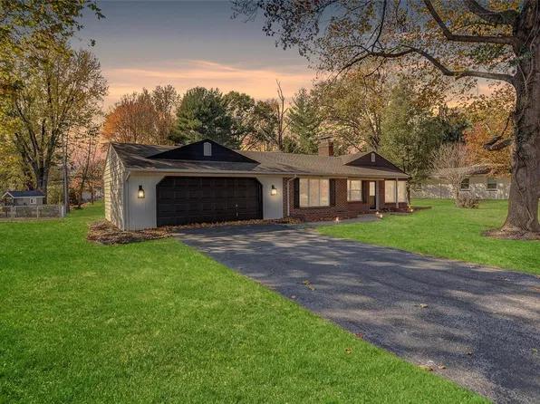 8 Meta Dr, Swansea, IL 62226