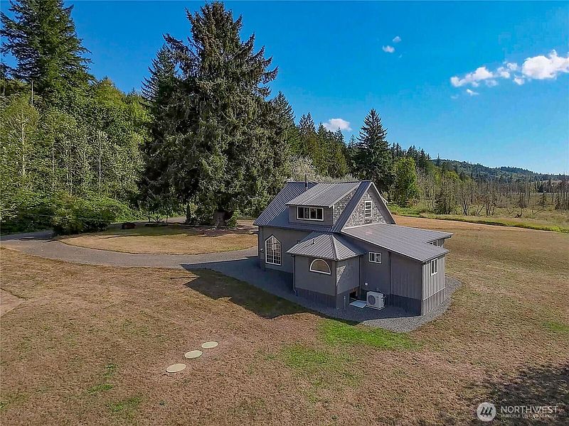 4th image of 720 Leland Valley Road E