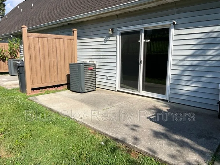2119 Silverbrook Dr — Photo 17