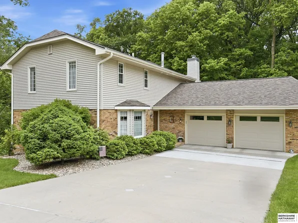 102 Lafayette Ln, Bellevue, NE 68005