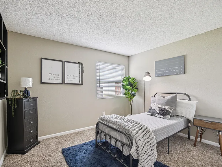 Secondary bedroom.