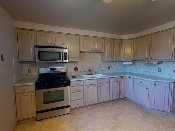 3rd image of 221 Woodcrest Dr