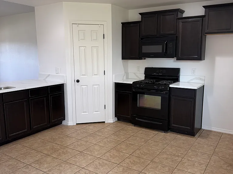 2709 W Imperial St — Photo 10