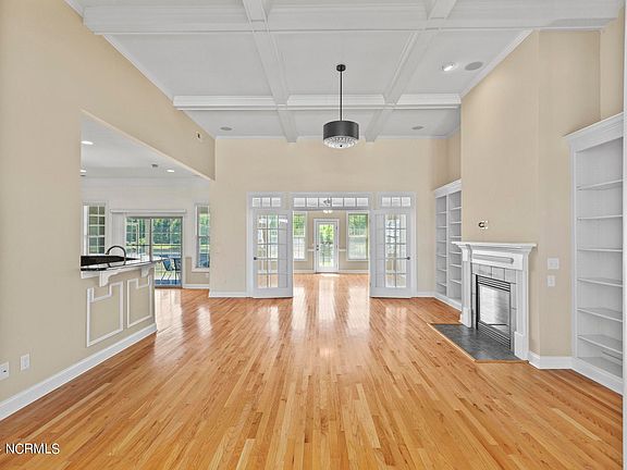 4th image of 1070 Leesburg Drive