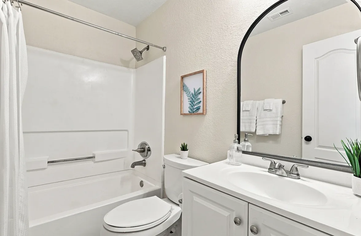 4 bed, 2.5 bath, 2127 sqft, $11,000 — Photo 2