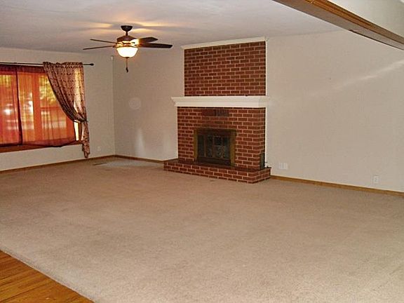 3rd image of 901 Twin Lakes Dr