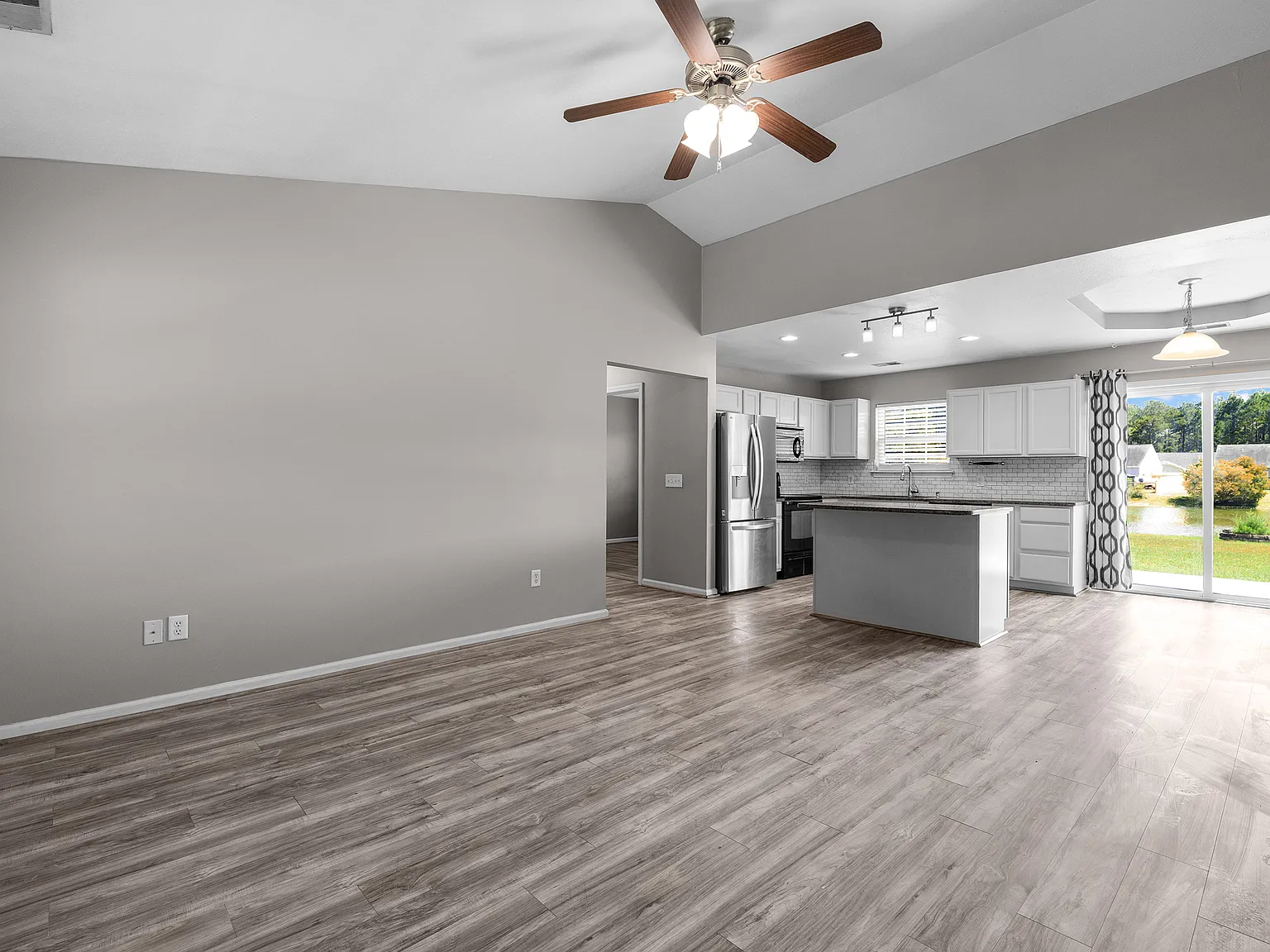 3 bed, 1031 sqft, $1,950 — Photo 4