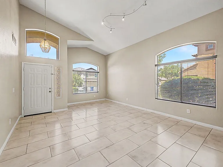 4809 W Valencia Dr — Photo 2