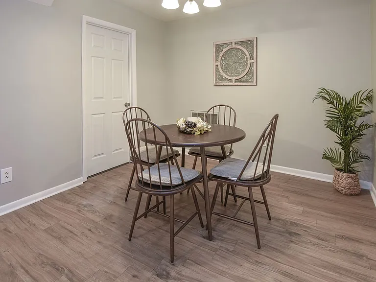1423 Goldfinch Ln — Photo 13