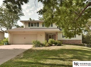 915 Crest Rd, Papillion, NE 68046