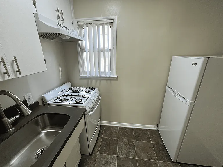 621 Midvale Avenue — Photo 5
