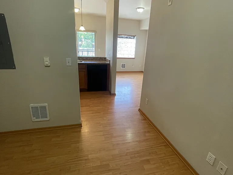2001 E Sunset Dr — Photo 2
