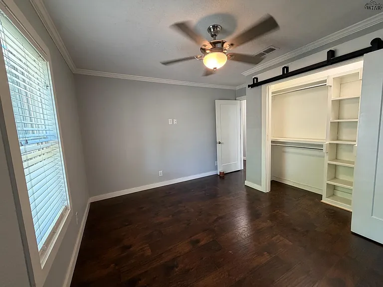 515 E Inwood Dr — Photo 10