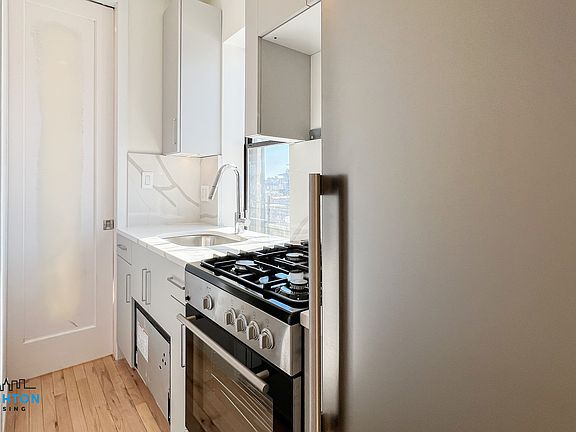 4th image of 200 Mott St APT 21