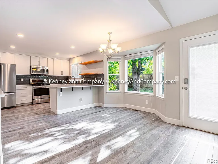 875 S Lindsey St — Photo 8