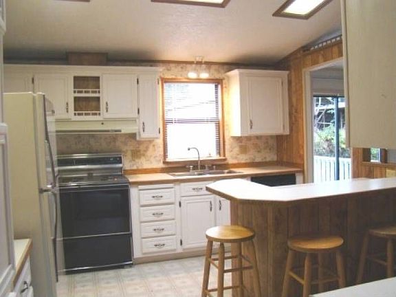 Kitchen & eating bar