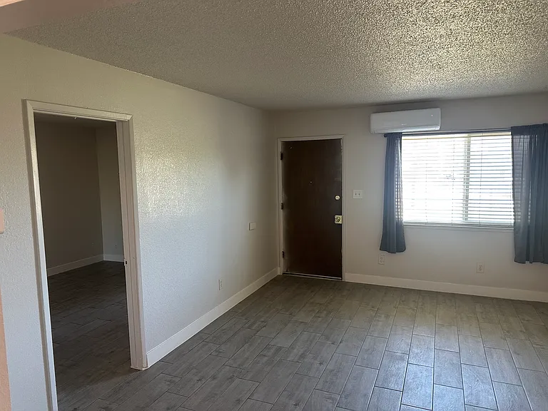 3306 N Maple Ave — Photo 4