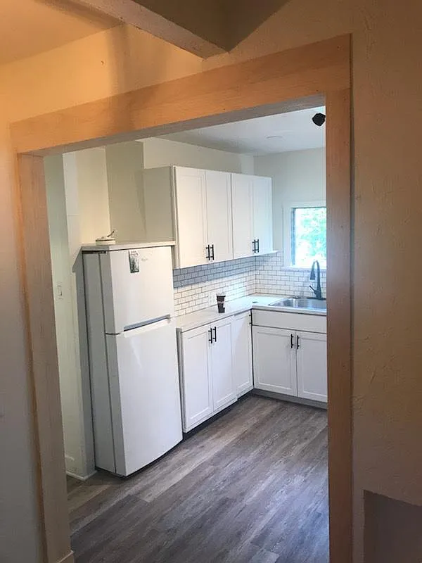 910 E Elk Ave — Photo 4