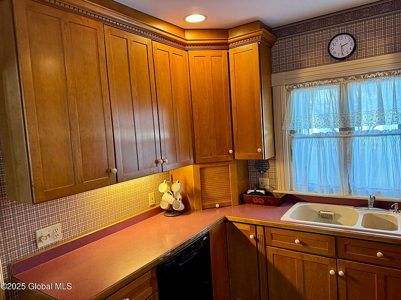5th image of 475 Glen Street