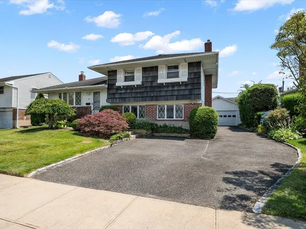 20 Deb Street, Plainview, NY 11803