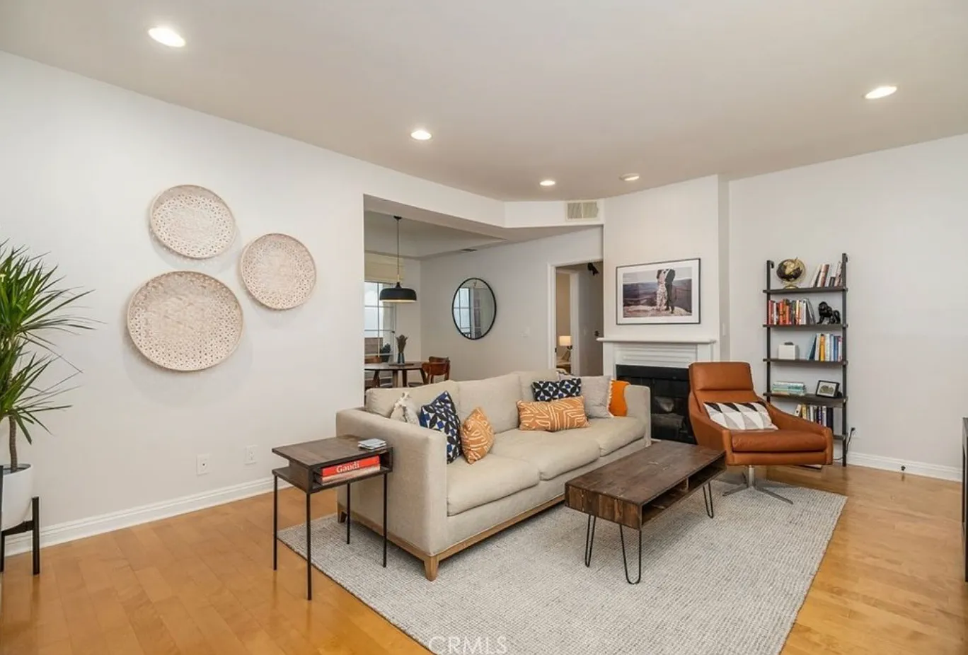945 N Hudson Ave — Photo 2