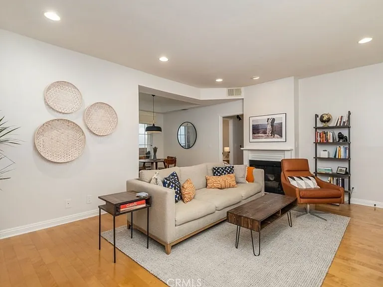 945 N Hudson Ave #104 — Photo 2