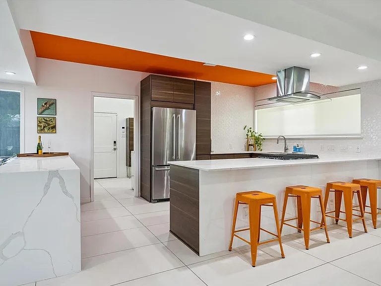 9769 Oak Point Dr — Photo 2