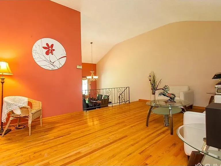 6 Sherwood Rd — Photo 3