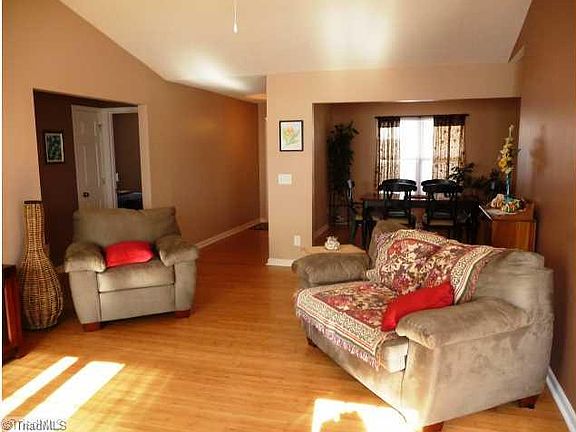 4th image of 7 Burkedale Ct