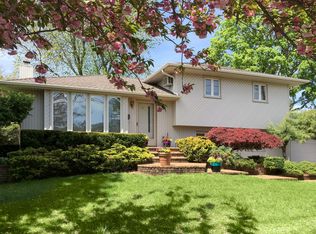 22 Oak Dr, Plainview, NY 11803