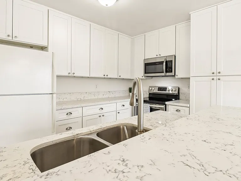 450 W Vermont Ave — Photo 12