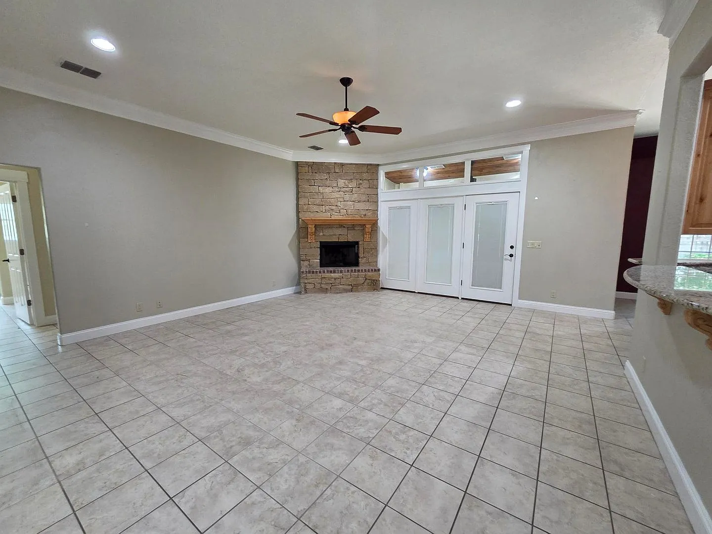 For Lease!! Great Location! — Photo 3