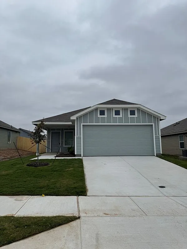 3 bed, 2.0 bath, 1411 sqft, $2,095 — Photo 1