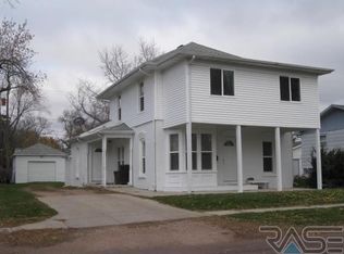 806 E 6th St, Dell Rapids, SD 57022