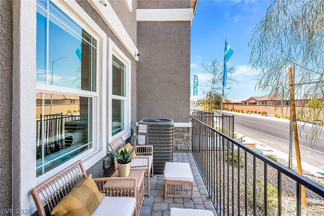 3 bed, 2.5 bath, 1311 sqft, $1,995 — Photo 3
