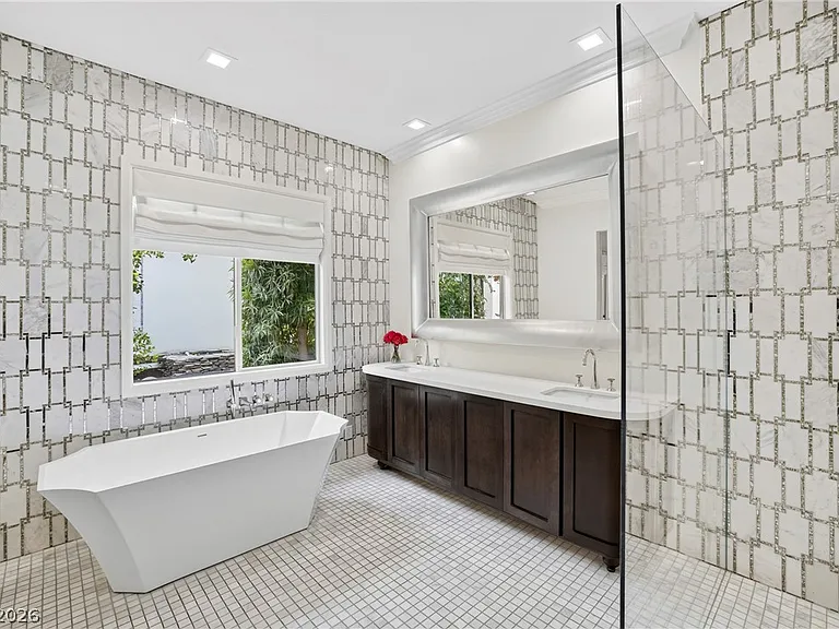 304 N Royal Ascot Dr — Photo 44