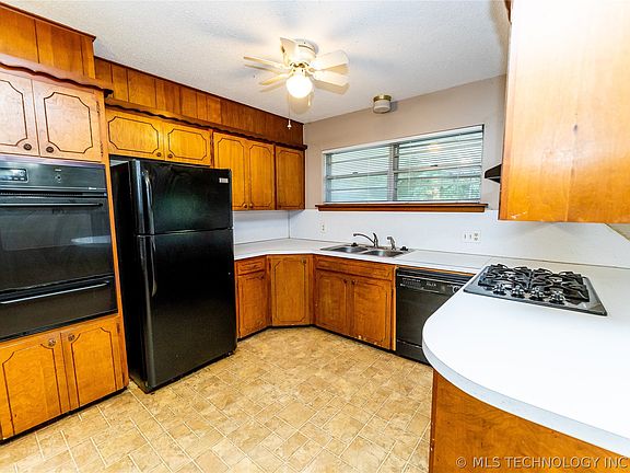 5th image of 821 Ash St