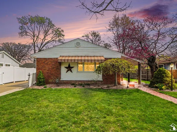 2515 Boxford St, Trenton, MI 48183