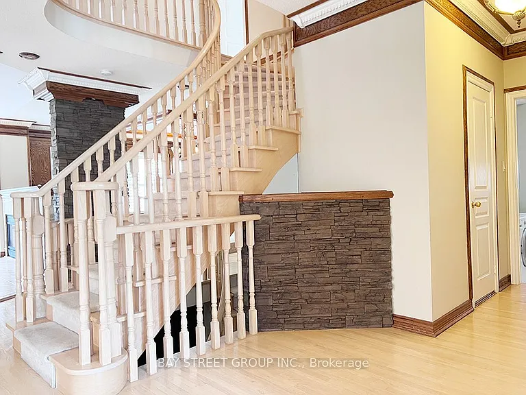 49 Forester Cres — Photo 11