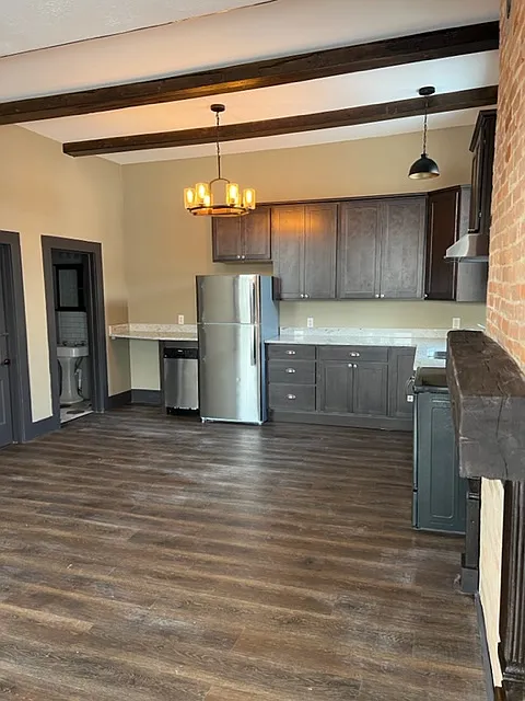 1 bed, 1000 sqft, $1,300 — Photo 2